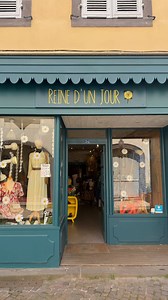 Située au cœur de Riom, Reine d’un Jour est une boutique de dépôt-vente spécialisée dans la mode féminine de seconde main. Vous y découvrirez des vêtements, chaussures, sacs et accessoires soigneusement sélectionnés, chacun racontant une histoire unique. 🛍 Vous pouvez déposer vos affaires sans rendez-vous le lundi et le mardi après-midi. Adoptez une consommation responsable sans compromis sur le style, tout en faisant un geste pour l’environnement. 📍 Adresse : 34 rue Hippolyte Gomot, 63200 Rio