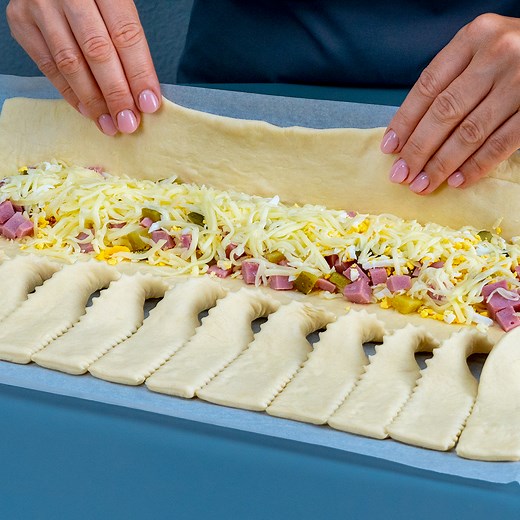 This puff pastry snack has become the family's favorite recipe! Ingredients: puff pastry: 500 g (18 oz) mozzarella: 200 g (7.1 oz) ham: 120 g (4.2 oz) pickled cucumbers: 3 pc eggs: 2 pc water: 500 ml (17 fl oz) eggs: 1 pc water: 500 ml (17 fl oz) The drink: lemon: 4 pc salt: 7 g (0.2 oz) LEAVE: 10 MIN sugar: 70 g (2.5 oz) | Appetizing.tv