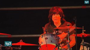 76K views · 1.1K reactions | Marky Ramone al Tg3 Marky Ramone, lo storico batterista dei Ramones, porta in Italia i successi della band che ha fatto la storia della musica punk. Luciana Parisi per il Tg3 delle 19 del 10 luglio 2025 | Tg3 | Facebook