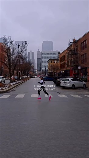 BLAIR on Instagram: "👋🏼 #running #chicagorun #satisfy #runner"