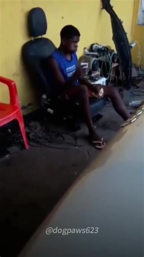Chair failed 😭🙏🏼#fyp #tiktok #omg #lol #funny #funnyvideos #funnymoments #chair #foryoupage