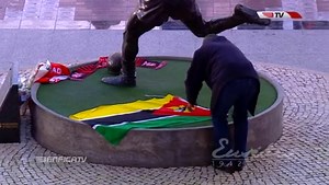 O fenómeno dos cachecóis na Estátua Do Eusébio. Como viveste este acontecimento? #Eusébio | Sport Lisboa e Benfica