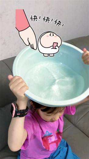 倔乐姐姐水盆挠脚心挑战｜反转来得太突然 二胎家庭首席快乐官整活了本以为气垫梳是抓痒神器，结果开局直接失灵万万没想到最后笑到水盆翻啦😂 #育儿解压 #挠痒痒挑战 # #亲子游戏 #萌娃搞笑 #头顶水盆挠脚心挑战