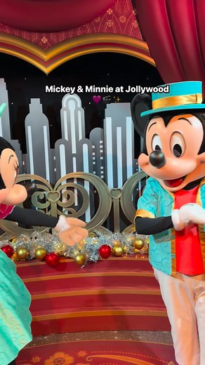 Mickey & Minnie in their Jollywood Nights outfits! ✨ This year you can meet them together at Red Carpet Dreams — and they look adorable! 😍🎀 #disneyworld #disneyshollywoodstudios #jollywoodnights #disneyholidays #disneychristmas | Disney for Foodies