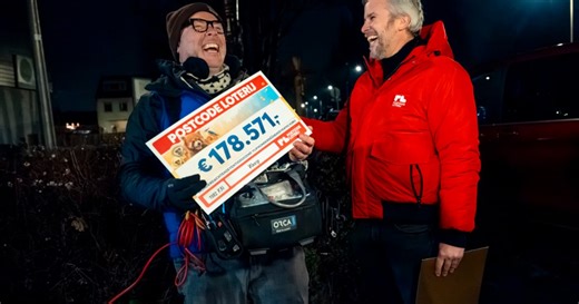 Geluidsman Anthony van Postcode Loterij zelf overvallen met gigantische cheque: ‘Nee, het is geen grap’