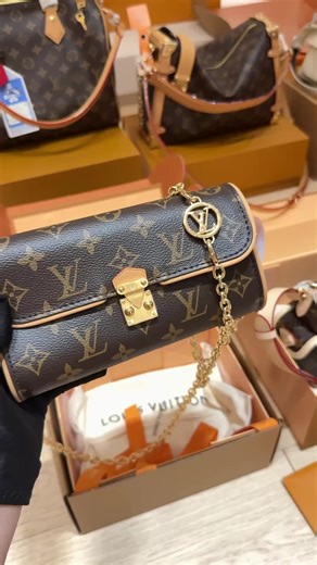 2025 new Pochette Camille - super long design, can easily fit a phone inside. Perfect for daily shopping - 20cm, comes in double box packaging#brands #vendor #vendorlist #vendors #vendorevent #baggyjeans #bag #bagged #baggypants #lv #LV #lvbag #lvbaglove #lvbags