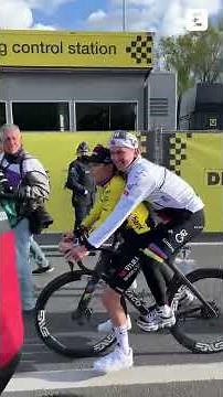 🤩 Quand Tadej Pogacar emmène Pauline Ferrand-Prévot en balade après le Tour des Flandres #shorts