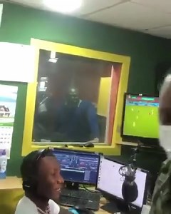 President Uhuru Kenyatta at at a local radio station last night. 🎥Courtesy | K24 TV