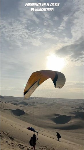Observando desde lo alto el oasis y las dunas de Huacachina #peru #huacachina #parapente #peruanos
