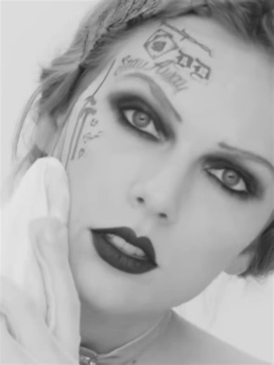 está canción me arruinó mi día cuando se puso en aleatorio en la mañana, si yo no soy feliz, nadie lo es 😚 #taylorswift #taylorsversion #taylornation #theerastour #tloas