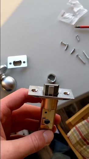 Installing a Door Knob In 30 Seconds!