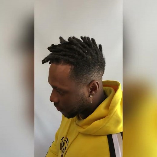 Salon de coiffure cheveux afro | Mini dreads courtes avec une coupe dégradée