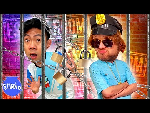 ESCAPE the BOX FORT 24 Hours Challenge!