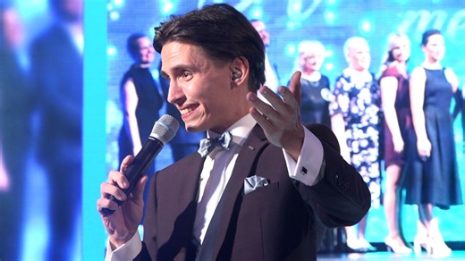 To není playback. Mladý hudebník zpívá úplně jako jeho vzor Karel Gott | Novinky.cz: Domácí | Stream