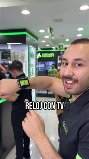 El Smartwatch TV Dub DBSW01 parece un reloj común, pero es casi un celular en la muñeca. Tiene Android, pantalla de 2.4”, Bluetooth y Wi-Fi, podés hacer llamadas, usar apps, escuchar música, ver videos e incluso mirar TV gratis. Además, monitorea salud y actividad física. 👉 El precio encontrás en el link de la bio. #smartwatch #relojinteligente #tv #smarttv #reloj