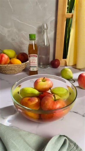 🍎 CÓMO LIMPIAR TU FRUTA 🍎 ¿Sabías que el vinagre de sidra de manzana elimina pesticidas, ceras y bacterias de forma natural? Solo mezcla con agua, deja la fruta 5 min y enjuaga. El resultado: fruta limpia, más fresca y con mejor aroma. ✨ ¡Un truco simple, rápido y supereficaz! Descúbrelo aquí 👉🏼 https://borges.es/blog/como-limpiar-fruta/ | Borges