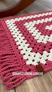 Hey gente linda🙌🏼😍 Tem vídeo aula nova lá no meu canal no YT Link: https://youtu.be/eo6NRpKLdbY TAPETE HOME Um ponto básico, lindo e fácil de fazer, com uma técnica de troca de cores onde não há necessidade de cortar o fio. E com as orientações dos múltiplos que eu passo nesta aula você poderá fazer o seu tapete no tamanho que você desejar. Prepare os materiais e aprenda mais este lindo trabalho em crochê. Neste trabalho utilizei o fio EuroRoma Ecosoft, um fio similar a espessura número 6 nas