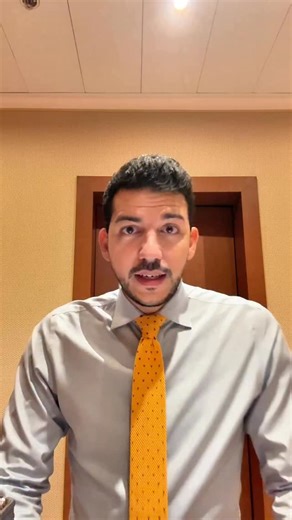 Ataa Soulami | Talking all things Money on Instagram: "📉 Si tu ne sais pas quand vendre une action, c’est que tu ne savais pas pourquoi tu l’avais achetée. Beaucoup de gens achètent parce que : 📈 “ça monte”, 🗣️ “tout le monde en parle”, 💬 “on m’a dit que…” Mais au moment de vendre… plus personne ne sait quoi faire. 💡 La règle est simple : 👉 Tu vends quand ta thèse d’investissement change. Tu as acheté parce que : • la croissance était forte, • les 