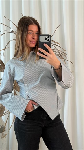 A’POKE on Instagram: "En smuk ny skjorte, med et cool asymmetrisk snit ved knaplukningen. Perfekt til et lækkert hverdags outfit, til et par cool jeans 🤍 Her stylet med Dara Hara jeans fra Mos Mosh i en flot mørk vask. Jeg er i størrelse medium i skjorten og 27 i jeans."