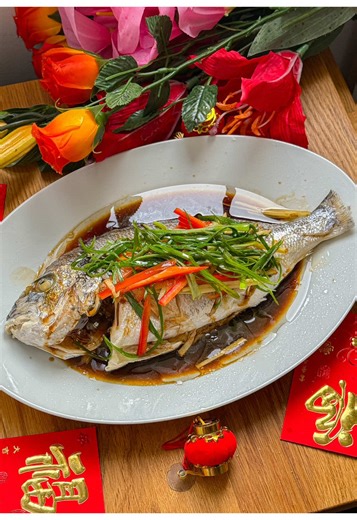 EP. 4/8 SERIE NOUVEL AN LUNAIRE – Poisson à la vapeur Au Nouvel An, chaque plat a une signification. Par exemple, le poisson est toujours présent à table chez nous ! Pcq le mot « poisson » en chinois (鱼 – yú) a la même prononciation que le mot qui signifie « abondance » (余 - yú). Et depuis tjrs ma mère m’interdit de retourner le poisson ! Pour manger la chair d’en dessous il faut soulever délicatement l’arrête centrale et piocher ! Pcq le retourner ce serait symboliqmeent « renverser » la chance