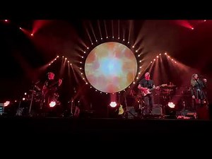 Brit Floyd - Signs of Life, Learning to Fly