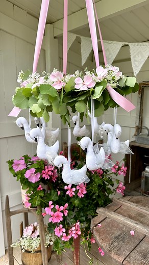 Ottiilia | sewing plushies on Instagram: "🦢 My tiny swan pattern is finally here! 🤍 Look at these cute little ones… I had to sew a few swans myself too, these are perfect decorations to hang anywhere! 🦢 You can find a swan pattern and longer sewing videos on my story highlights! 🤍 I have a pattern for a big swan too, if I’ll find it, maybe I’ll release it too… 🤗 Happy day and happy sewing!💕 Hugs, Johanna #toyhandmade #stuffedtoys #toymaker #sewing #sewingtutorial #sewingpattern #sewingproj