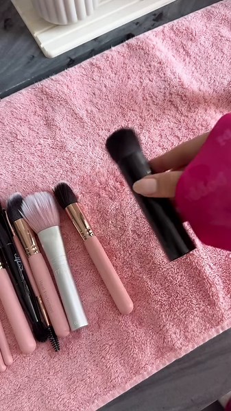 How to Clean Makeup Brushes Effectively
