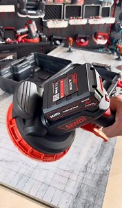 🔧 SENDI VSC-18 – ¡tu nuevo poder para el alicatado profesional! 📏 Diámetro: 180 mm ⚙️ 6 niveles de vibración para un ajuste perfecto 🔋 Incluye: 2 baterías de 21 V / 2,2 Ah cargador maletín 💪 Coloca las baldosas más rápido, más niveladas y sin burbujas de aire 🌍 ¡Envíos a toda Europa! Haz tu pedido desde cualquier país de la UE en 👉 diamond-service.eu ✨ Ventajas del SENDI VSC-18: • Asentamiento perfecto sin burbujas • Ideal para baldosas de gran formato • Mango ergonómico para un uso cómodo