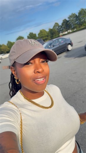 April Bee on Instagram: "Come shop with me for a new vlogging camera! 😆 #minivlog #shopwithme #entreprenuer #clt"