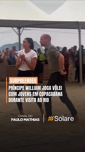 O príncipe William visitou a Praia de Copacabana nesta segunda (3), onde jogou vôlei com jovens do Instituto Levante e acompanhou uma simulação de resgate feita pelo Corpo de Bombeiros. Durante a visita, ele conheceu o projeto Botinho e interagiu com crianças e autoridades. O herdeiro britânico está no Rio para o Earthshot Prize, que será realizado na quarta (5) no Museu do Amanhã, e depois seguirá para Belém para representar o rei Charles III na COP 30. ☀️⚡Invista com a @solarebyenergy: energia
