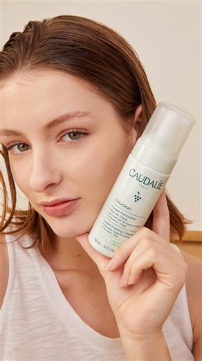 My Little Box on Instagram: "Un instant pour ralentir, se délester de la journée et faire place à la douceur 🤍 La Mousse Nettoyante Visage Fleur de Vigne Vinoclean de @caudaliefrance se transforme en une mousse aérienne qui nettoie la peau tout en douceur. Composée à 97% d’ingrédients d’origine naturelle, elle purifie, apaise et laisse la peau nette, fraîche et éclatante 🍇 👉 Et vous, vous l’avez déjà testée ? MyLittleBox l Caudalie l Vinoclean l GetUnreadyWithMe l TakeTheDayOff l CleanBeauty