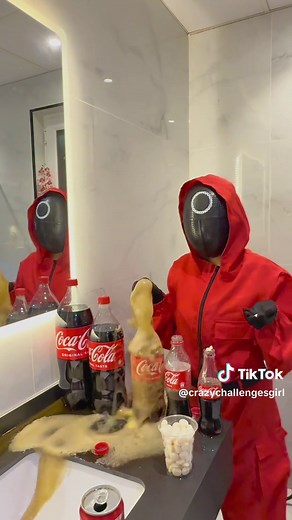 ‏Cola vs Mentos #shorts #viral #cola #foryou