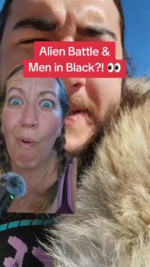 Alien Battle & Men in Black?! 👀 oc: @Xiuhocelotl #auntiematrix #glitchinthematrix #glitchesinreallife #alien #aliens #aliensighting #meninblack #greenscreenvideo
