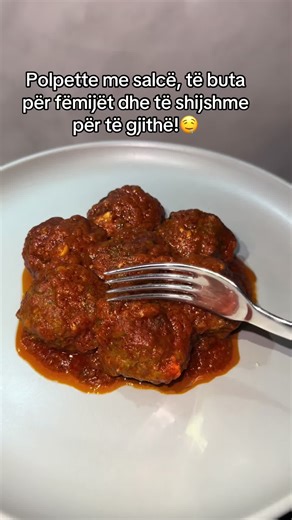 POLPETTE ME SALCË – RECETA IME E PREFERUAR 🫶 Sot përgatita polpette super të buta dhe me një salcë fantastike! Përbërësit për polpettet: \t•\t800 g mish i grirë \t•\t1 qepë \t•\t1 karotë \t•\t4 thelpi hudhër \t•\tMajdanoz (qepen -karroten-hudhrat-majdanozin i bluajta imet ne blender) \t•\t2 vezë \t•\tKripë, piper, spec i kuq \t•\t6 lugë bukë të grirë \t•\t3 lugë parmesan 🍽 Përgatitja: \t1.\tNë një enë bashkova mishin me të gjitha përbërësit dhe i përzieva mirë. \t2.\tFormova polpetat dhe i sku