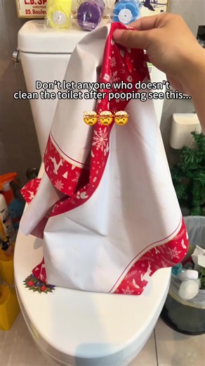 🚽✨ Stop scrubbing with those gross old brushes. This disposable toilet brush smells fresh, keeps your toilet spotless, and you just toss it when you’re done. So easy! 👇 #CleaningHacks #HomeEssentials #BathroomMustHave #CleanTok #tiktokmademebuyit