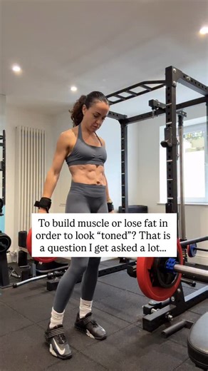 How to look toned👇 Despite what the internet says, you can’t build muscle and lose fat at the same time. These are two completely opposing goals… And here’s the two main reasons why: ☝️ Muscle is calorically expensive. It takes a lot of energy to build - so you need to be fuelling your workouts correctly ⛽️ and you can’t do that by eating in a calorie deficit 🙅🏻‍♀️ ✌️ To create new muscle tissue, you need to consume MORE calories than you’re burning each day - e.g. eating in a calorie surplus