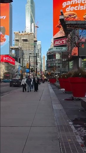 Toronto Yonge Street Walk — Dundas Square