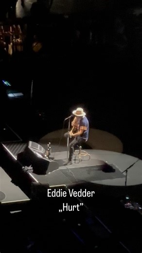 Eddie Vedder, „Hurt”, Seattle 05/30/2024. NIN cover. That’s was so unexpected! What a great show it was @pearljam #pearljam #nin #ninhurtcover #90srock #eddievedder | 90 The Original