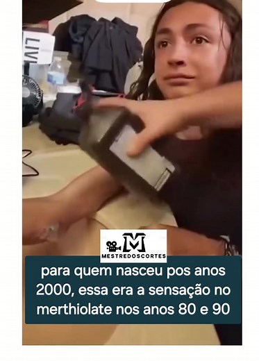 Passando Água Oxigenada No Corpo - Jovens Experimentando a Dor do Merthiolate