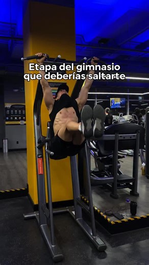Angel Sotelo | Definición para Hombres Ocupados on Instagram: "🧠 Hay una etapa del gym que deberías evitar a toda costa… Y es esta: ❌ Hacer 4 series de 12 repeticiones con el mismo peso… y todavía preguntarte por qué no estás creciendo. Así estuve yo durante años: mucho volumen, cero intensidad… cero progreso. 📚 La evidencia es clara: 2–3 series de 4–8 repeticiones llevadas al fallo construyen más músculo que hacer 4x10 sin intensidad. No es la cantidad de series… es qué tan fuerte estás realm