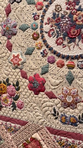 Congrats to Sheila on her blue ribbon win! 💙 What a stunning quilt – should she enter it in more shows? Quilted on the HQ Forte with @quiltersdream Wool 80/20 batting and Monopoly thread from @superiorthreads. @kristinas_quilting used free motion, rulers, microquilting, and @prostitcherquilting @prostitcherdesigner – all the tools in the toolbox! 🧵✨ #handiquilteraustralia #kristinasquilting #hqforte #freemotionquilting #rulerwork #microquilting #prostitcher #prostitcherdesigner #quiltshow #qui