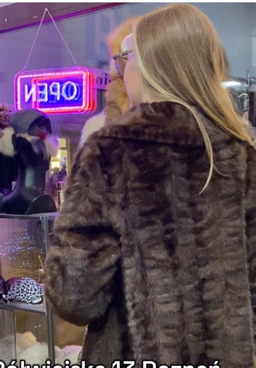 Półwiejska 13 Poznań LUX SECOND HAND POZNAN Codziennie od 10:00 Odzież nowa i używana dla wszystkich. Tylko U nas w jednym miejscu znajdziesz ubrania z prawdziwej skory ,futra, upcyklingowe ręcznie przerobione jedyne w swoim rodzaju marynarki, rzeczy vintage i inne rczeczy. Dekoracje,zapachy oraz biżuterię również posiadamy, Znajdziesz u nas stylowe rzeczy z Anglii w świetnym stanie w dobrzej cenie (na wagę) #poznań #poznan #познань #польша #luxsecondhand