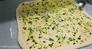 Lisnata posna pogača sa belim lukom i peršunom