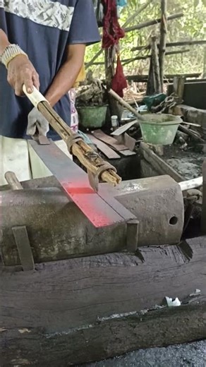 manual way to split iron into machete blades#blacksmithing #forgedfromiron