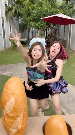 Who will get to eat the bread?🥖🥖