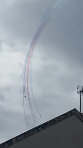 51K views · 438 reactions | #Breaking Dos aviones Dassault/Dornier Alpha Jet pertenecientes a la Patrouille de France colisionaron mientras realizaban un vuelo de práctica en el distrito de Saint-Dizier en #Francia. De acuerdo a reportes, los tres pilotos que viajaban a bordo de ambas aeronaves, lograron eyectar de manera exitosa; sin embargo una fábrica local estalló tras el incidente. No se reportan fallecidos. | EnElAire | Facebook