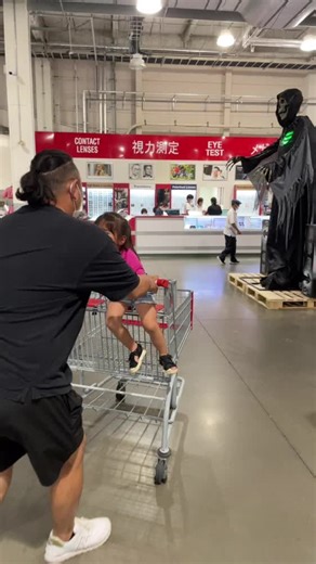 コストコのハロウィン：子どもが怖がる瞬間