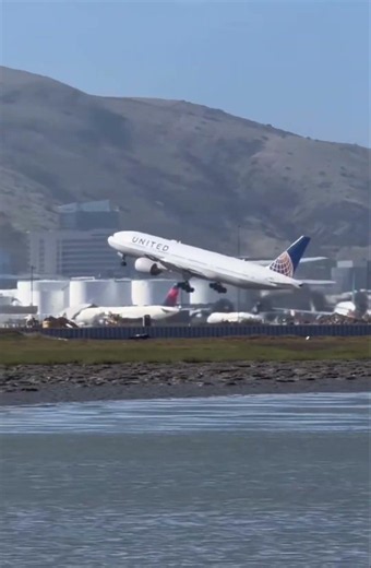 United Airlines Boeing 777-200 passenger aircraft takeoff 🛫