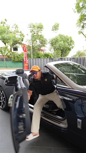 Interested to view the showhouse… or just the bathroom? 🚽 Jokes aside, this brand-new bungalow gem in District 10 is no flush-and-run: • 5,321 sqft land | 12,110 sqft built to flex • 4 levels with Basement • Massive 5 1 bedrooms, 7 bathrooms • ⁠Private swimming pool Home lift • ⁠Gourmet kitchen, entertainment room, helper’s quarters, 4-car porch… everything except a bad flush TOP… Ready to move in! Check full details: https://www.propertygiant.com/listing/grove-drive #PropertyGiant #SingaporePr