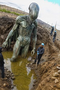 Euphrates River Finally Dried Up, Revealing A Terrifying Secret! | Aliens UFO Caught on Camera